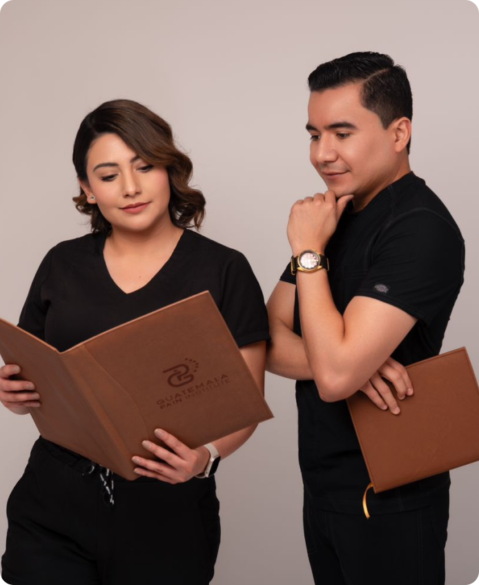 Dos doctores hombre y mujer, viendo un expediente medico